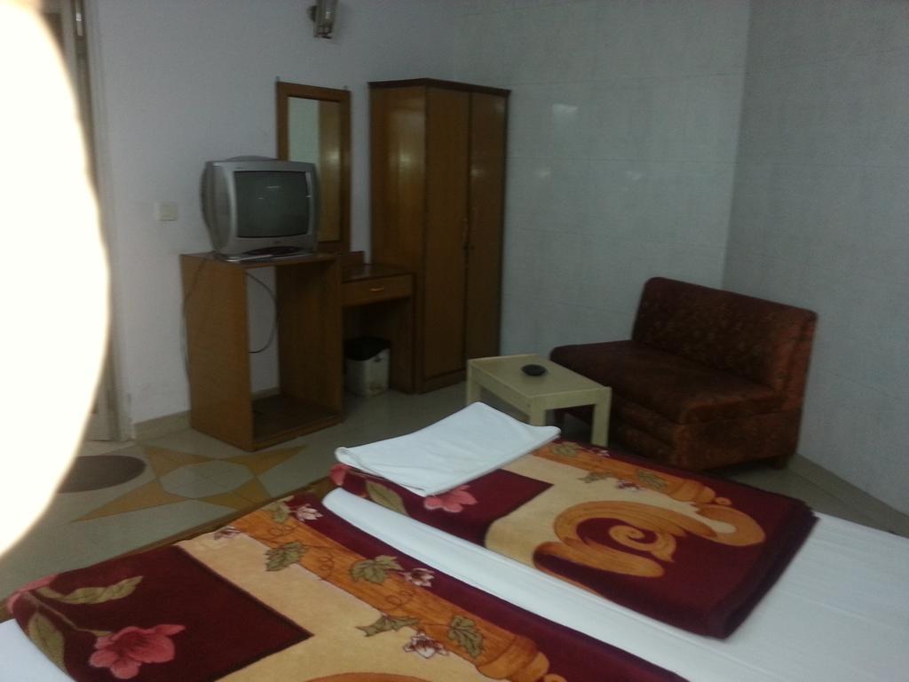 Hotel Royale Paradise Noida Exteriör bild